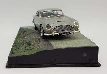 Aston Martin DB5 - Goldfinger model car  - casing cracked, broken mirror and missing light