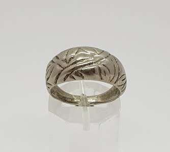 Costume jewellery ring - as per photo