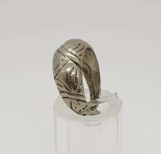 Costume jewellery ring - as per photo