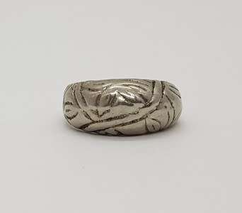 Costume jewellery ring - as per photo