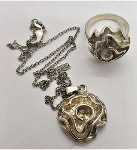 925 Sterling Silver Necklace with Pendant and Matching Ring weight 15,4g Ring Size P as per photo