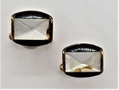 Pair of mother of pearl gent`s cufflinks as per photo