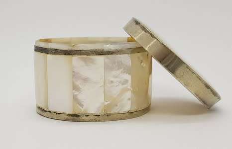Vintage round mother of pearl jewelry/trinket box 5cm as per photo