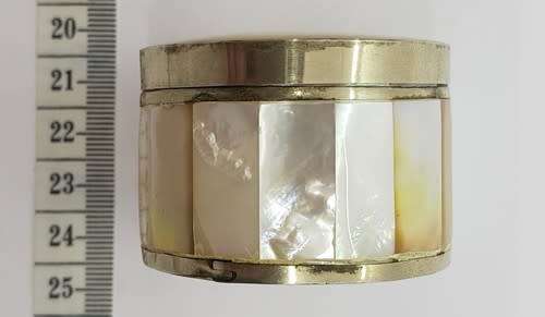 Vintage round mother of pearl jewelry/trinket box 5cm as per photo