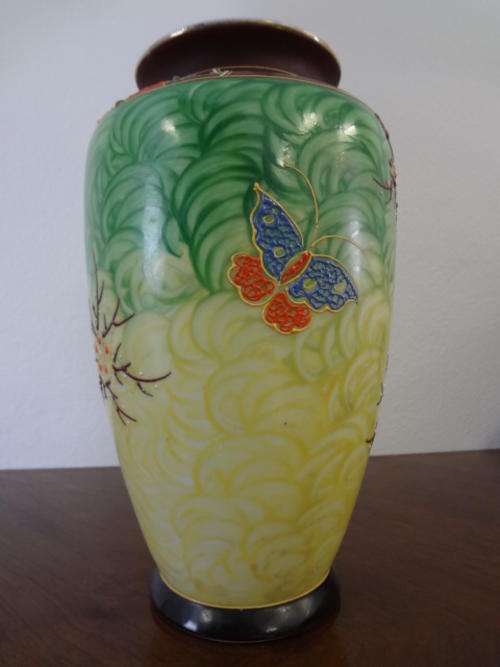 Very attractive chinese vase as per scan