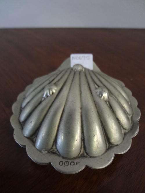 butter dish with glass, hinge broken as per photo