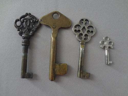 Lot of 4 old keys as per photo