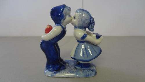 Porcelain figurine kissing couple, height 11cm at CRAZY R1 START