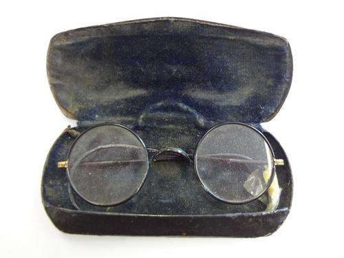 Pair of vintage reading glasses in box - ear piece broken - as per photo