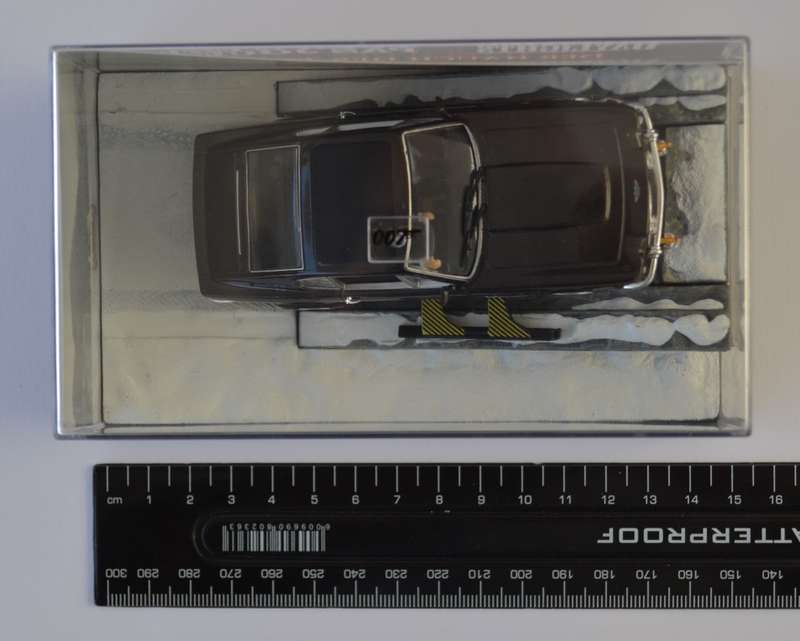 James Bond 007 Aston Martin V8 Vantage - The Living Daylights Model Car Scale 1:43 as per photo