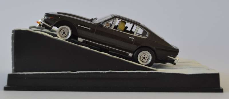 James Bond 007 Aston Martin V8 Vantage - The Living Daylights Model Car Scale 1:43 as per photo