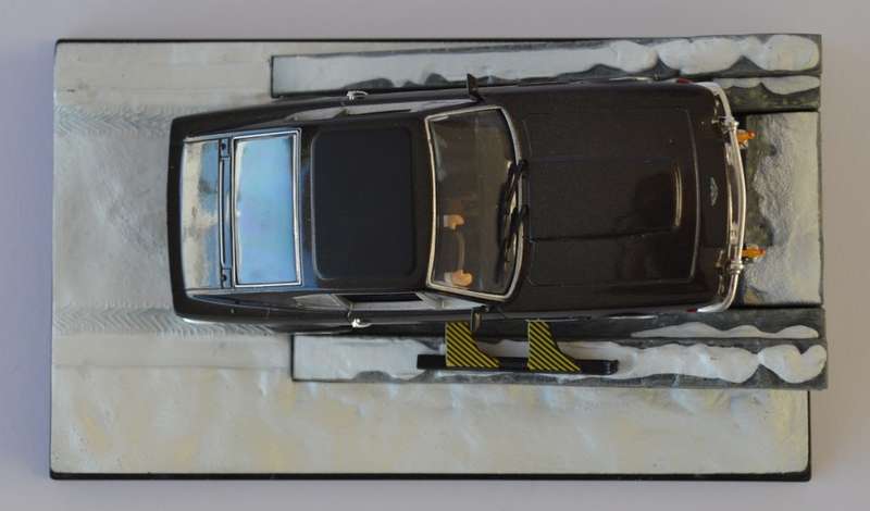 James Bond 007 Aston Martin V8 Vantage - The Living Daylights Model Car Scale 1:43 as per photo