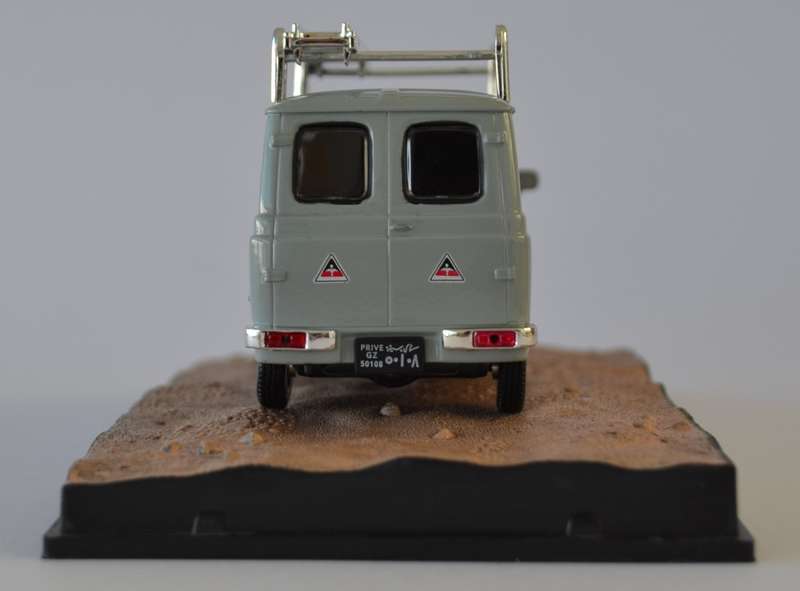 James Bond 007 Leyland Sherpa Van - For Your Eyes Only Model Car Scale 1:43 as per photo