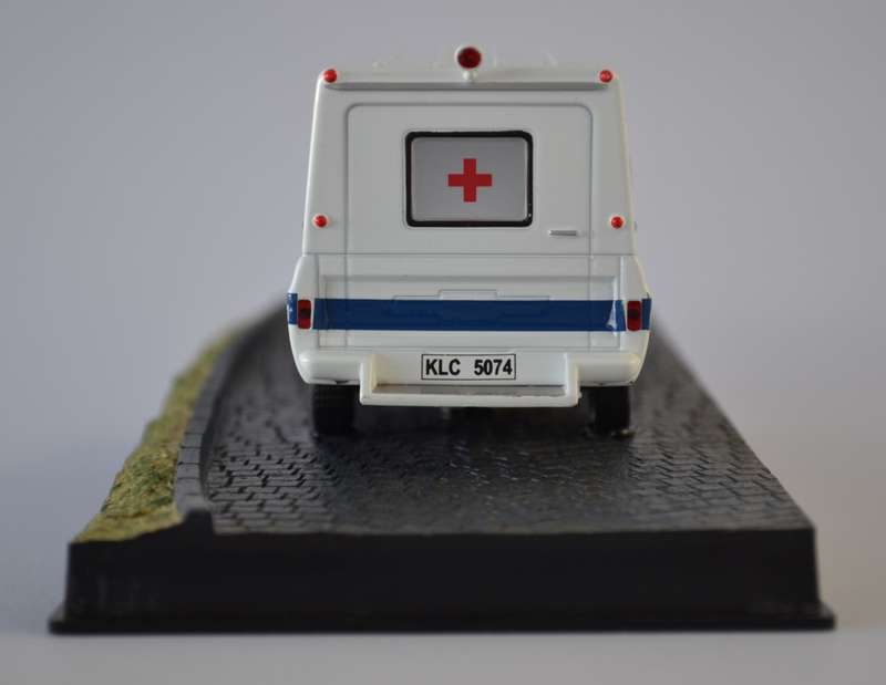 James Bond 007 Chevrolet Ambulance - Moonraker Model Car Scale 1:32 as per photo