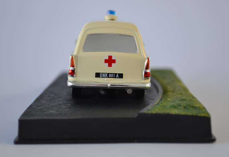 James Bond 007 Mercedes Benz Ambulance - Thunderball Model Car Scale 1:32 as per photo