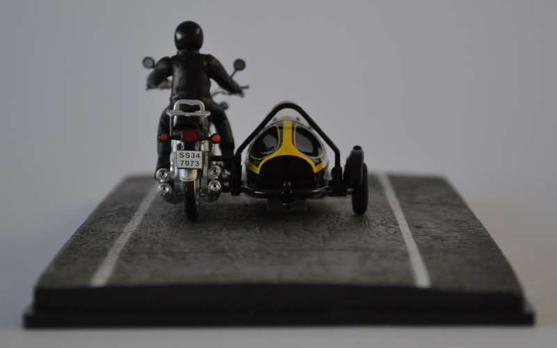 James Bond 007 Kawasaki Z900 with Sidecar-The Spy Who Loved Me Model Car 1:64 as per photo