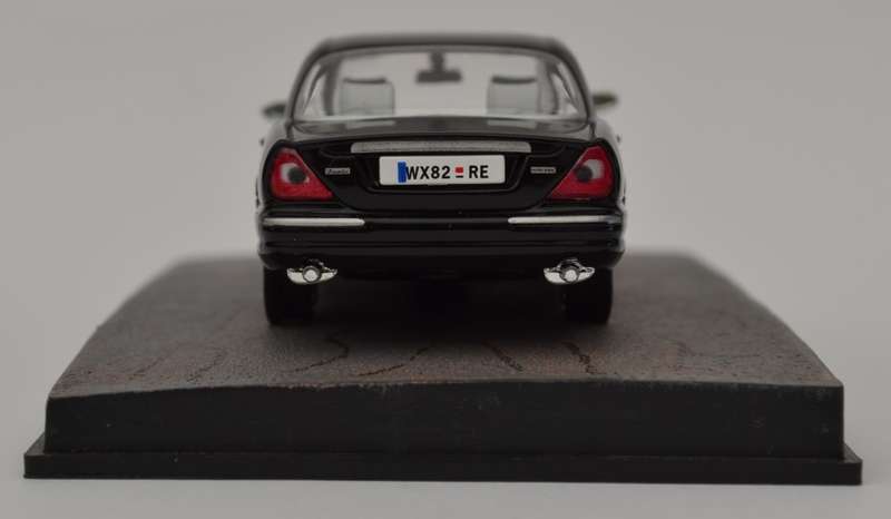 James Bond 007 Daimler Super8 - Quantum of Solace Model Car Scale 1:43 as per photo
