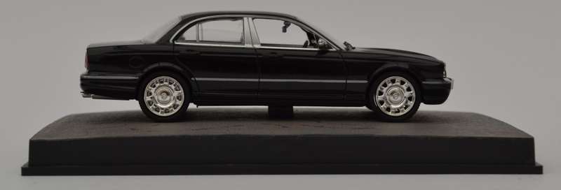 James Bond 007 Daimler Super8 - Quantum of Solace Model Car Scale 1:43 as per photo