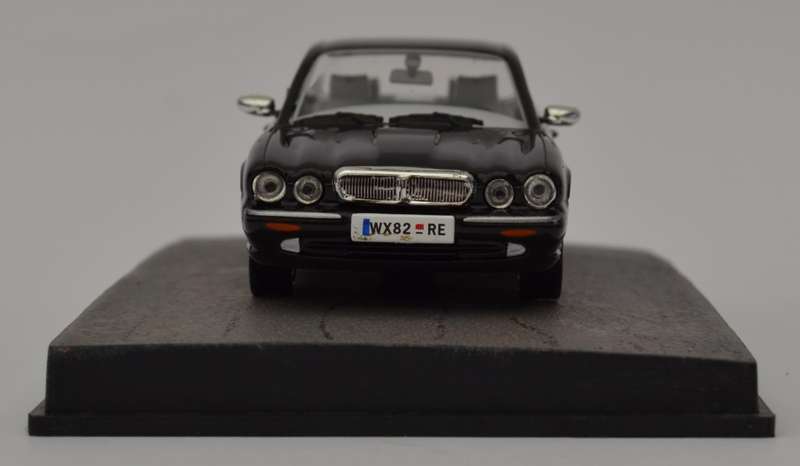 James Bond 007 Daimler Super8 - Quantum of Solace Model Car Scale 1:43 as per photo