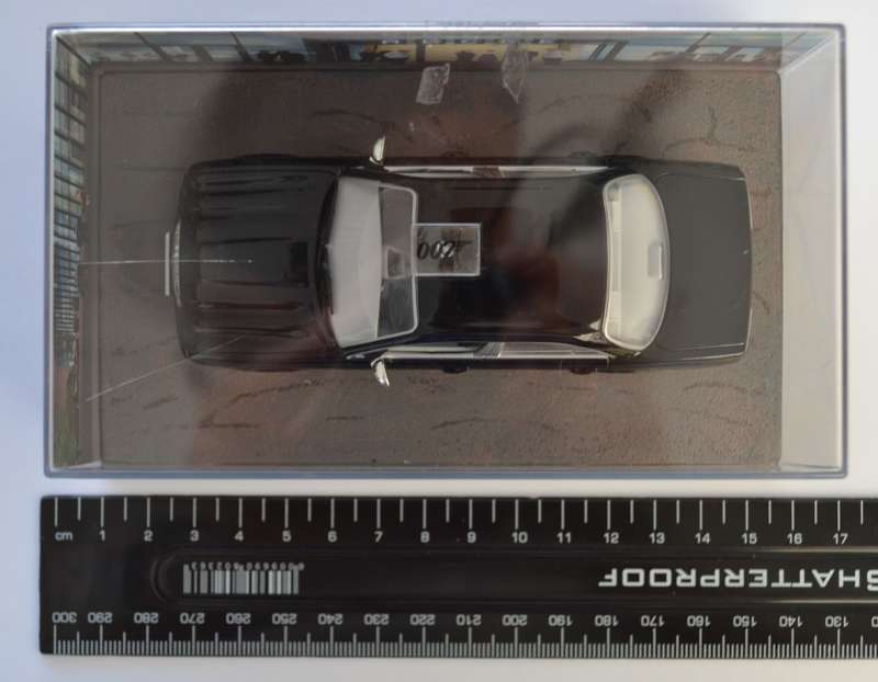 James Bond 007 Daimler Super8 - Quantum of Solace Model Car Scale 1:43 as per photo