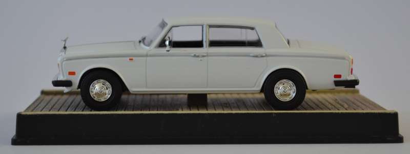 James Bond 007 Rolls Royce Silver Shadow II-The World Is Not Enough Model Car Scale 1:43 as per phot