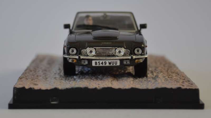 James Bond 007 Aston Martin V8 Vantage - The Living Daylights Model Car Scale 1:43 as per photo