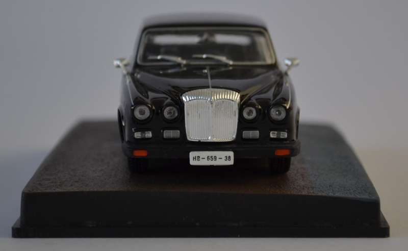 James Bond 007 Daimler Limousine - Casino Royale Model Car Scale 1:43 as per photo
