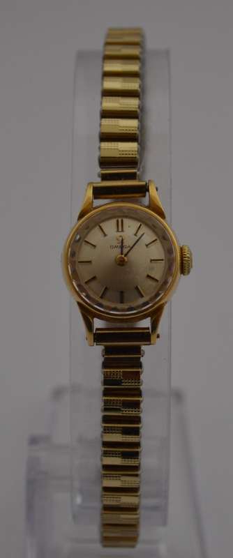18k Omega Vintage Ladies Watch, Working as per photo