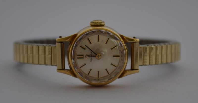 18k Omega Vintage Ladies Watch, Working as per photo