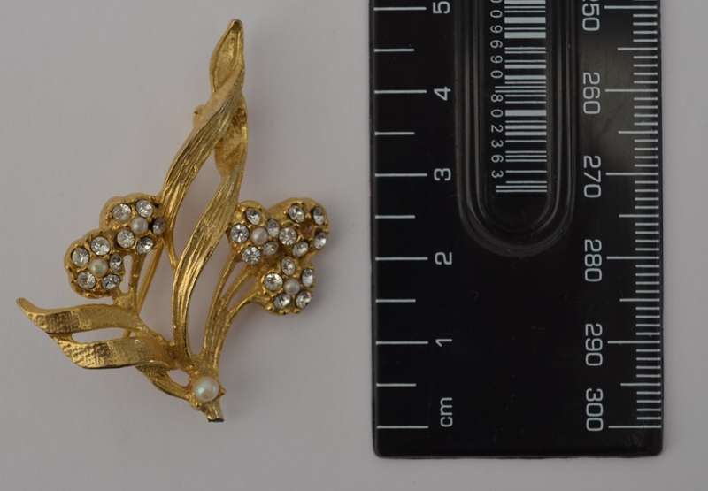 Vintage Costume jewellery Gold colour Brooch