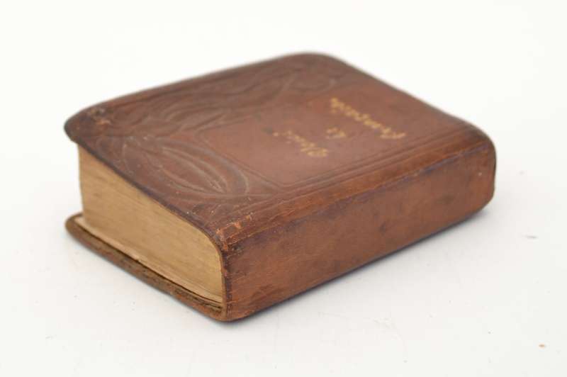 French/English Dictionary - Midget Dictionaries in leather published in 1933 as per photo