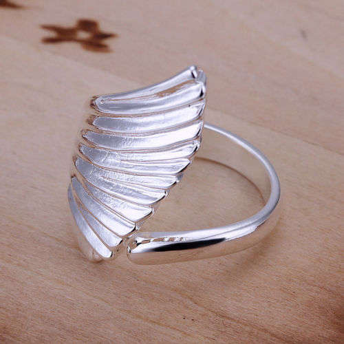 **MODERN FEATHER LOOK RING **