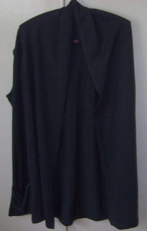 SIZE 20 PULL OFEER NO SLEEVES WITH POCKETS.  DARK GREY.