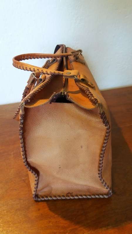 Vintage leather bag/ handbag