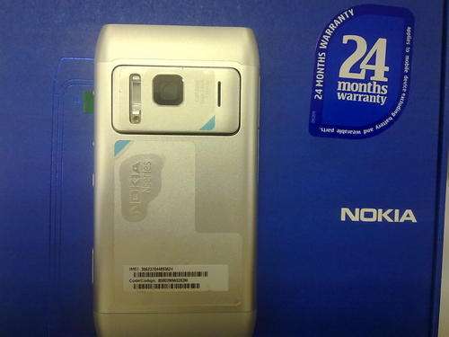 ***BARGAIN CLEARANCE SALE*** Nokia N8  LOOKS BRAND NEW STILL IN BOX + ALL ACCESSORIES!!!