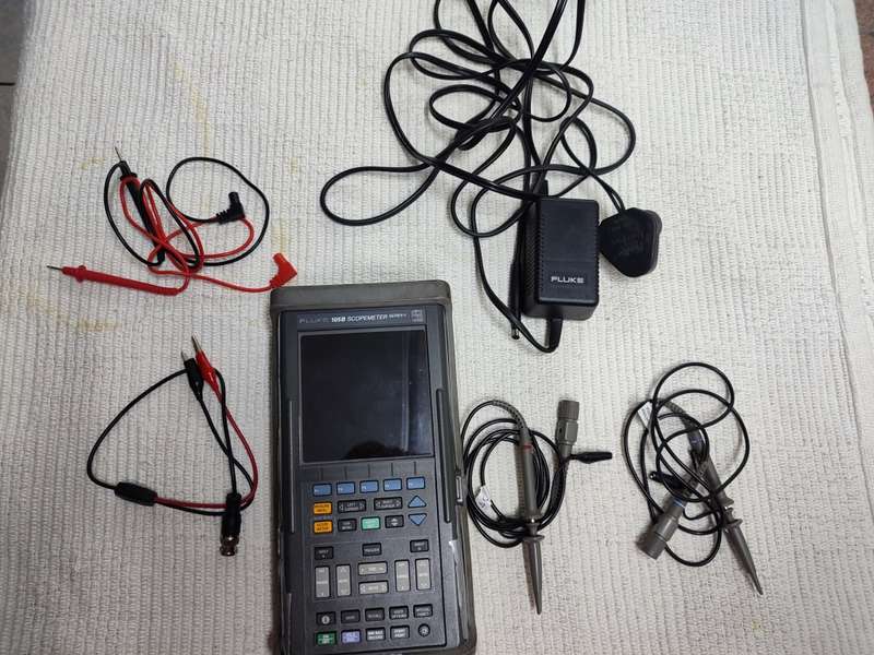 Fluke 105B portable oscilloscope + multimeter (scopemeter)