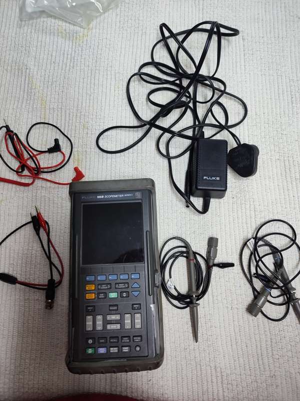 Fluke 105B portable oscilloscope + multimeter (scopemeter)