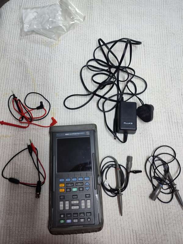 Fluke 105B portable oscilloscope + multimeter (scopemeter)