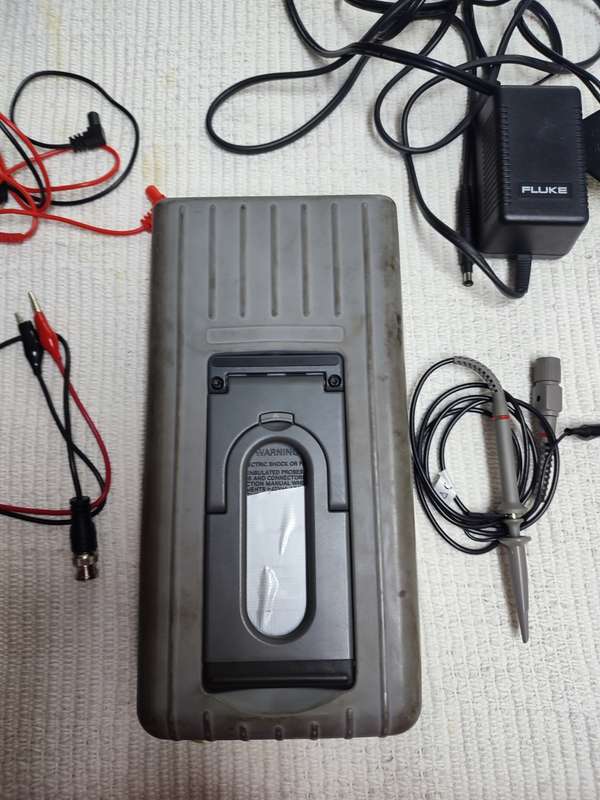 Fluke 105B portable oscilloscope + multimeter (scopemeter)