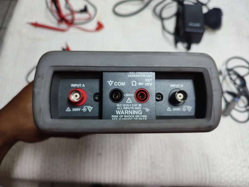 Fluke 105B portable oscilloscope + multimeter (scopemeter)