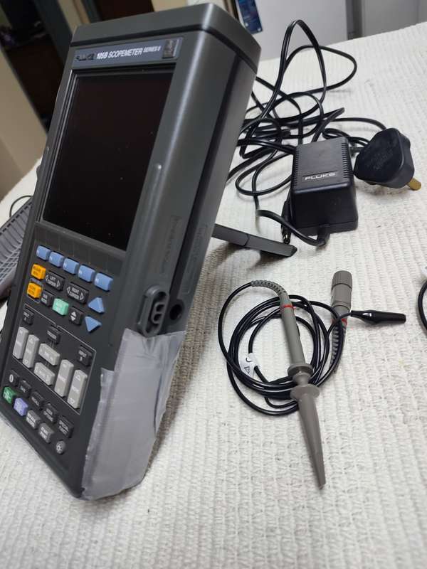 Fluke 105B portable oscilloscope + multimeter (scopemeter)