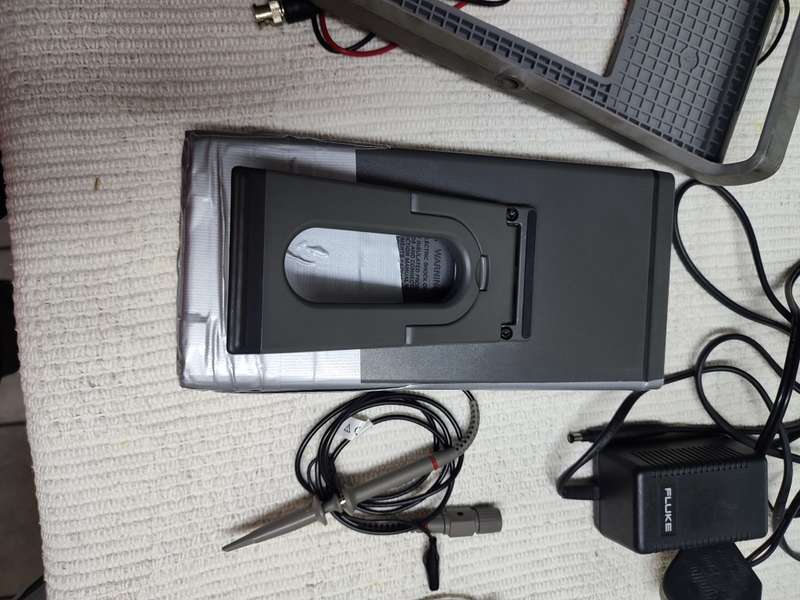 Fluke 105B portable oscilloscope + multimeter (scopemeter)