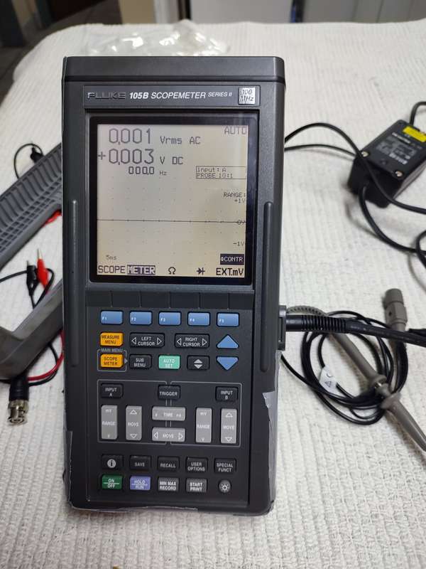 Fluke 105B portable oscilloscope + multimeter (scopemeter)