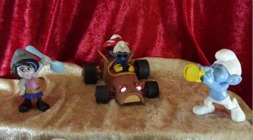 REDUCED TO HALF PRICE - SMURFS - PAPA SMURF IN A CAR AND SMURFS - from SUEZYT