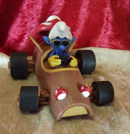 REDUCED TO HALF PRICE - SMURFS - PAPA SMURF IN A CAR AND SMURFS - from SUEZYT