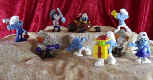REDUCED TO HALF PRICE - SMURFS - PAPA SMURF IN A CAR AND SMURFS - from SUEZYT
