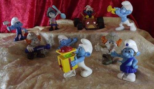 REDUCED TO HALF PRICE - SMURFS - PAPA SMURF IN A CAR AND SMURFS - from SUEZYT