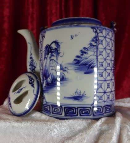 TEA KETTLE WITH ORIENTAL LANDSCAPE from SUEZYT