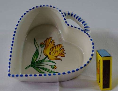 ELIZABETH ARDEN VINTAGE HEART SHAPED CERAMIC DISH - from SUEZYT