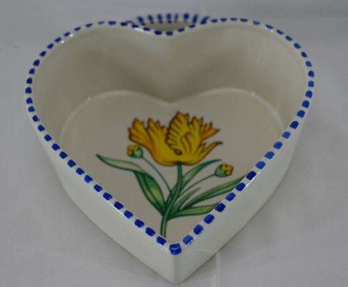 ELIZABETH ARDEN VINTAGE HEART SHAPED CERAMIC DISH - from SUEZYT